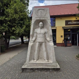 Koncz Gábor szobra Mezőkeresztes - Külső kép