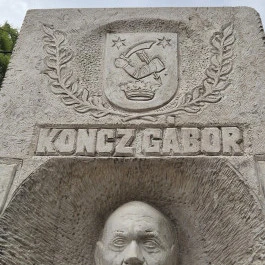 Koncz Gábor szobra Mezőkeresztes - Külső kép