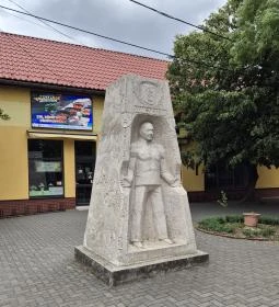 Koncz Gábor szobra