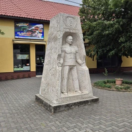 Koncz Gábor szobra Mezőkeresztes - Külső kép