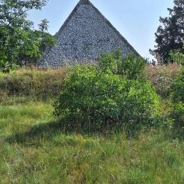 Kőpiramis Iszkaszentgyörgy - Külső kép