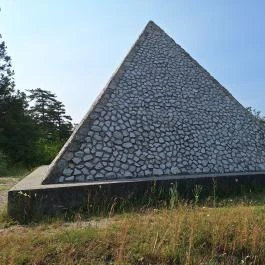 Kőpiramis Iszkaszentgyörgy - Külső kép