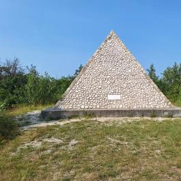 Kőpiramis Iszkaszentgyörgy - Külső kép