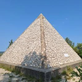 Kőpiramis Iszkaszentgyörgy - Külső kép