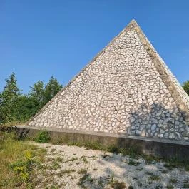 Kőpiramis Iszkaszentgyörgy - Külső kép