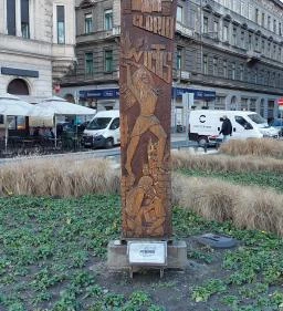 Kopjafa az 1956-os forradalom hőseinek emlékére