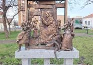 Köpülő asszony a bábok ölelésében Békéscsaba