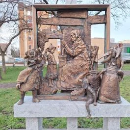 Köpülő asszony a bábok ölelésében Békéscsaba - Külső kép