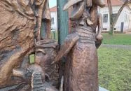 Köpülő asszony a bábok ölelésében Békéscsaba