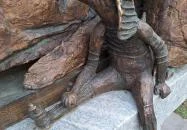 Köpülő asszony a bábok ölelésében Békéscsaba