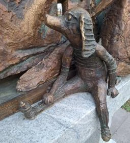 Köpülő asszony a bábok ölelésében