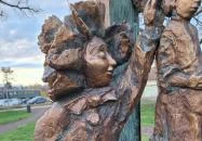 Köpülő asszony a bábok ölelésében Békéscsaba