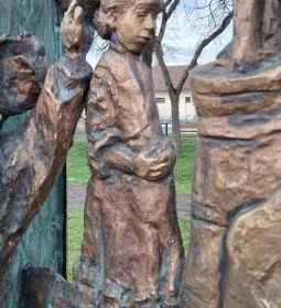 Köpülő asszony a bábok ölelésében