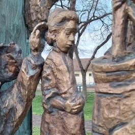 Köpülő asszony a bábok ölelésében Békéscsaba - Egyéb