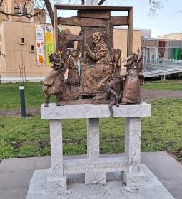 Köpülő asszony a bábok ölelésében