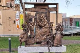 Köpülő asszony a bábok ölelésében Békéscsaba