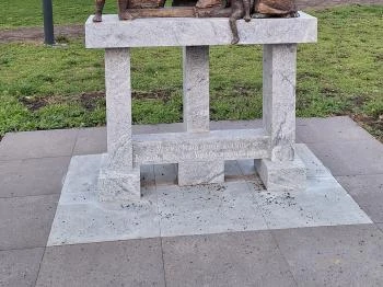 Köpülő asszony a bábok ölelésében Békéscsaba