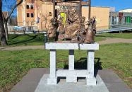 Köpülő asszony a bábok ölelésében Békéscsaba