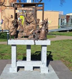 Köpülő asszony a bábok ölelésében