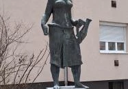 Korsós lány-szobor Budapest