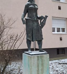 Korsós lány-szobor