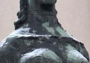 Korsós lány-szobor Budapest