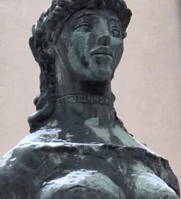 Korsós lány-szobor