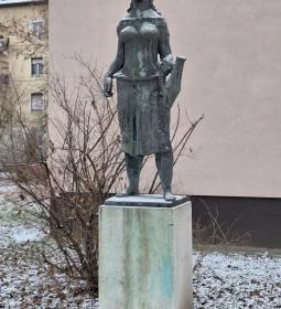 Korsós lány-szobor