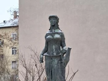 Korsós lány-szobor Budapest
