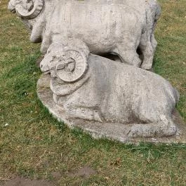 Kos szobor Herceghalom - Külső kép