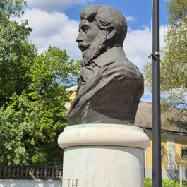 Kossuth Lajos mellszobra, Hatvan - Külső kép