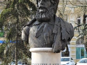 Kossuth Lajos szobra Kisújszállás