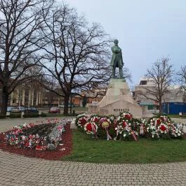 Kossuth Lajos szobra Békéscsaba - Külső kép