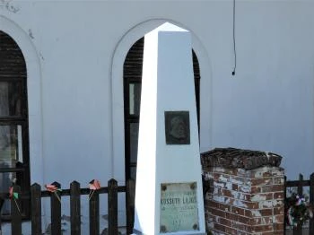 Kossuth-obeliszk Tinnye