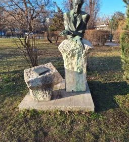 Kosztolányi Dezső szobra