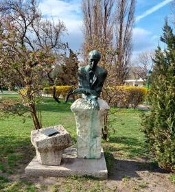 Kosztolányi Dezső szobra