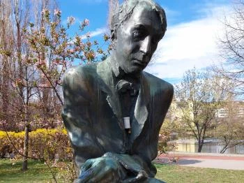 Kosztolányi Dezső szobra Budapest