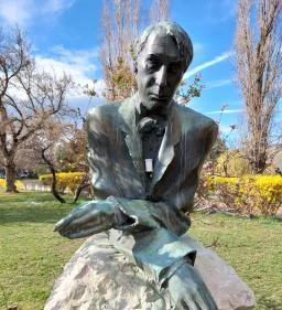 Kosztolányi Dezső szobra