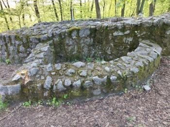 Kovácsi Körtemplom romjai Baj