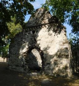 Kövesdi templomrom