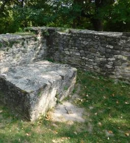 Kövesdi templomrom