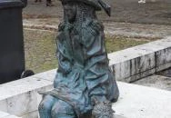 Kövön ülő kislány babával Szolnok