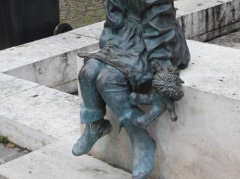 Kövön ülő kislány babával Szolnok