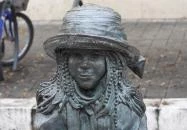 Kövön ülő kislány babával Szolnok