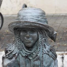 Kövön ülő kislány babával Szolnok - Egyéb