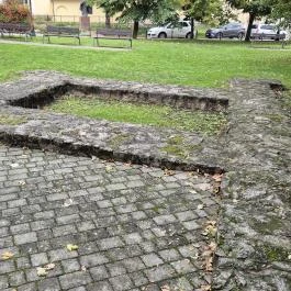 Középkori templomrom Bicske - Külső kép