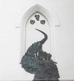 14. legjobb látnivaló: Közösség összetartozása dombormű