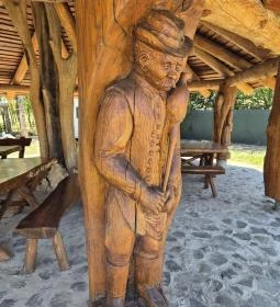 A közösségi kiülő faragott oszlopai