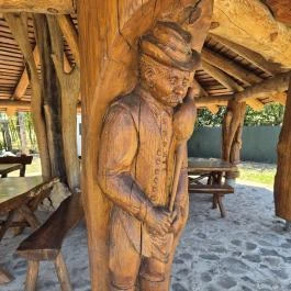 A közösségi kiülő faragott oszlopai Jen? - Külső kép