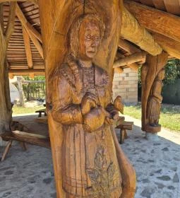 A közösségi kiülő faragott oszlopai